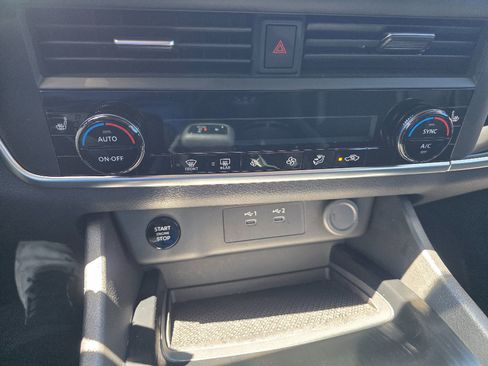 Used 2025 Nissan Rogue SV AWD/4WD image 24