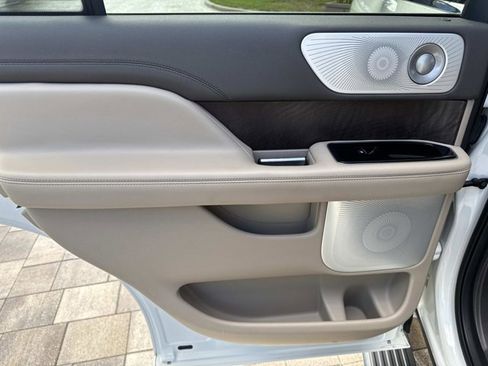 Used 2022 Lincoln Navigator Reserve image 16