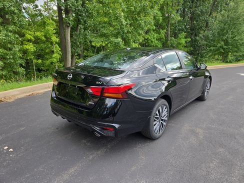 Used 2024 Nissan Altima 2.5 SV w/ SV Premium Package image 3