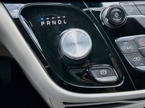 Used 2024 Chrysler Pacifica Touring-L FWD image 30
