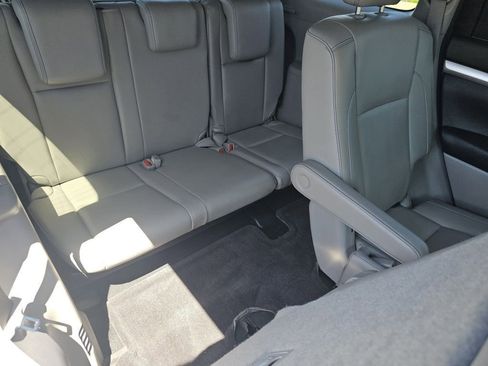 Used 2017 Toyota Highlander XLE w/ Carpet Mat Package AWD/4WD image 5