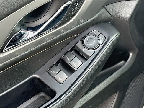 Used 2020 Chevrolet Traverse LT image 18