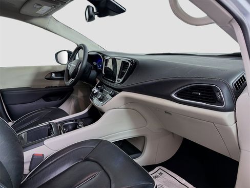 Used 2024 Chrysler Pacifica Limited image 31