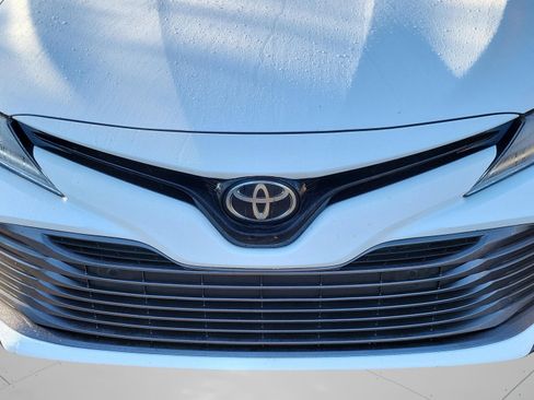 Used 2018 Toyota Camry XLE image 9