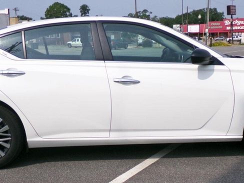 Used 2025 Nissan Altima 2.5 SV FWD image 4