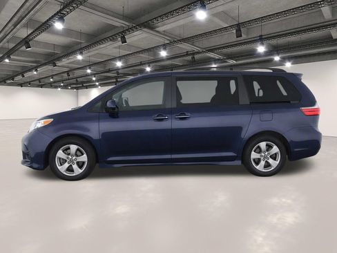 Used 2020 Toyota Sienna LE w/ LE Preferred Package FWD image 6