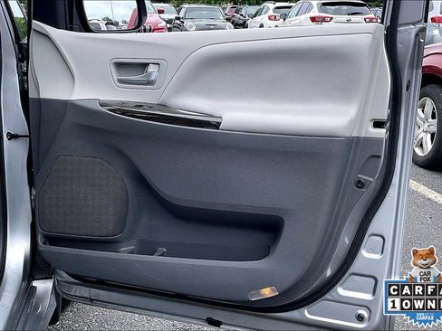 Used 2018 Toyota Sienna XLE w/ XLE Navigation Package FWD image 23
