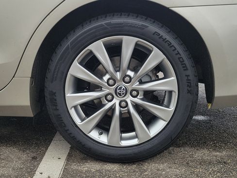 Used 2015 Toyota Camry XLE w/ Moonroof Package image 5