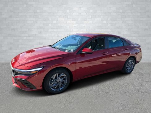 Used 2025 Hyundai Elantra Blue image 9