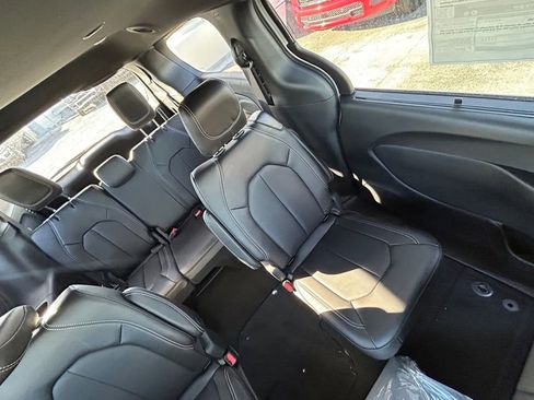 New 2026 Chrysler Pacifica Select image 14