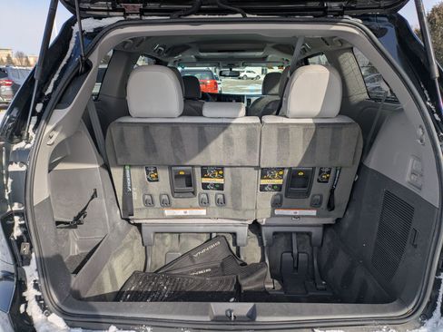 Used 2017 Toyota Sienna XLE Premium image 32