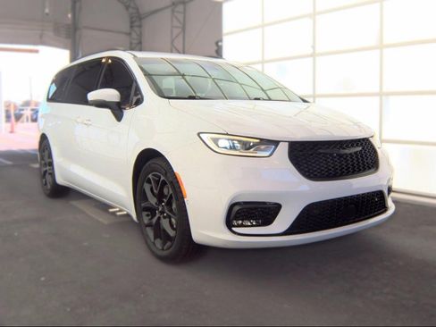 Used 2023 Chrysler Pacifica Touring-L w/ S Appearance Package FWD image 2