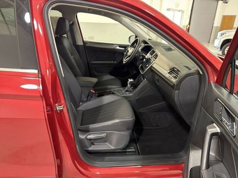 Certified 2023 Volkswagen Tiguan SE w/ Panoramic Sunroof Package FWD image 36