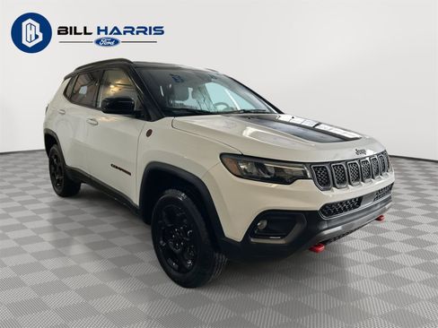 Used 2023 Jeep Compass Trailhawk w/ Trailhawk Convenience Group image 3