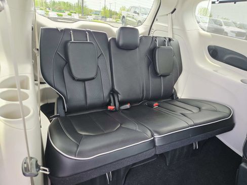 Used 2024 Chrysler Pacifica Limited image 17