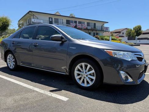 Used 2014 Toyota Camry XLE w/ Moonroof Package FWD image 9