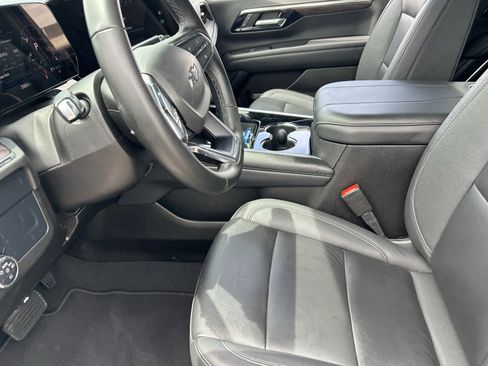 Used 2025 Chevrolet Suburban Z71 AWD/4WD image 10