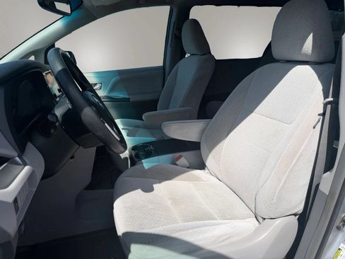 Used 2017 Toyota Sienna LE AWD/4WD image 13