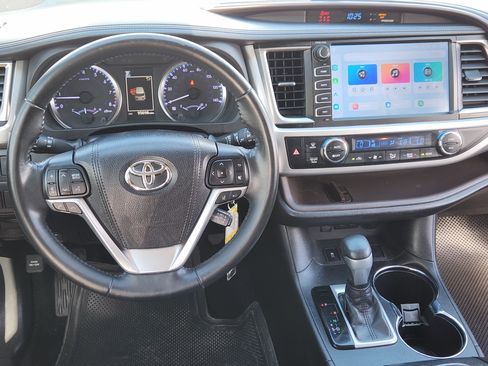 Used 2018 Toyota Highlander Plus FWD image 26