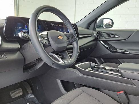 Used 2025 Chevrolet Equinox LT w/ Safety and Technology Package image 8