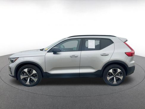 Used 2024 Volvo XC40 B5 Core image 3