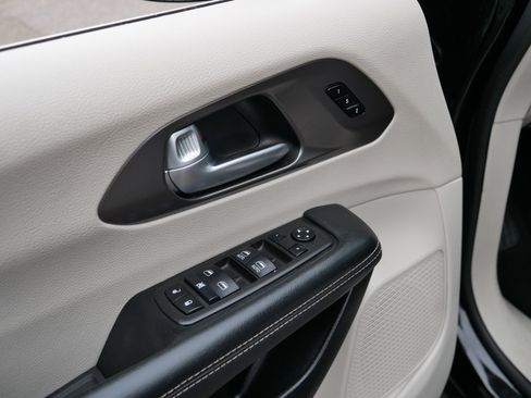 Certified 2024 Chrysler Pacifica Touring-L image 19