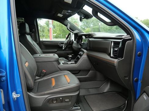 Used 2022 GMC Sierra 1500 AT4 w/ Technology Package AWD/4WD image 8
