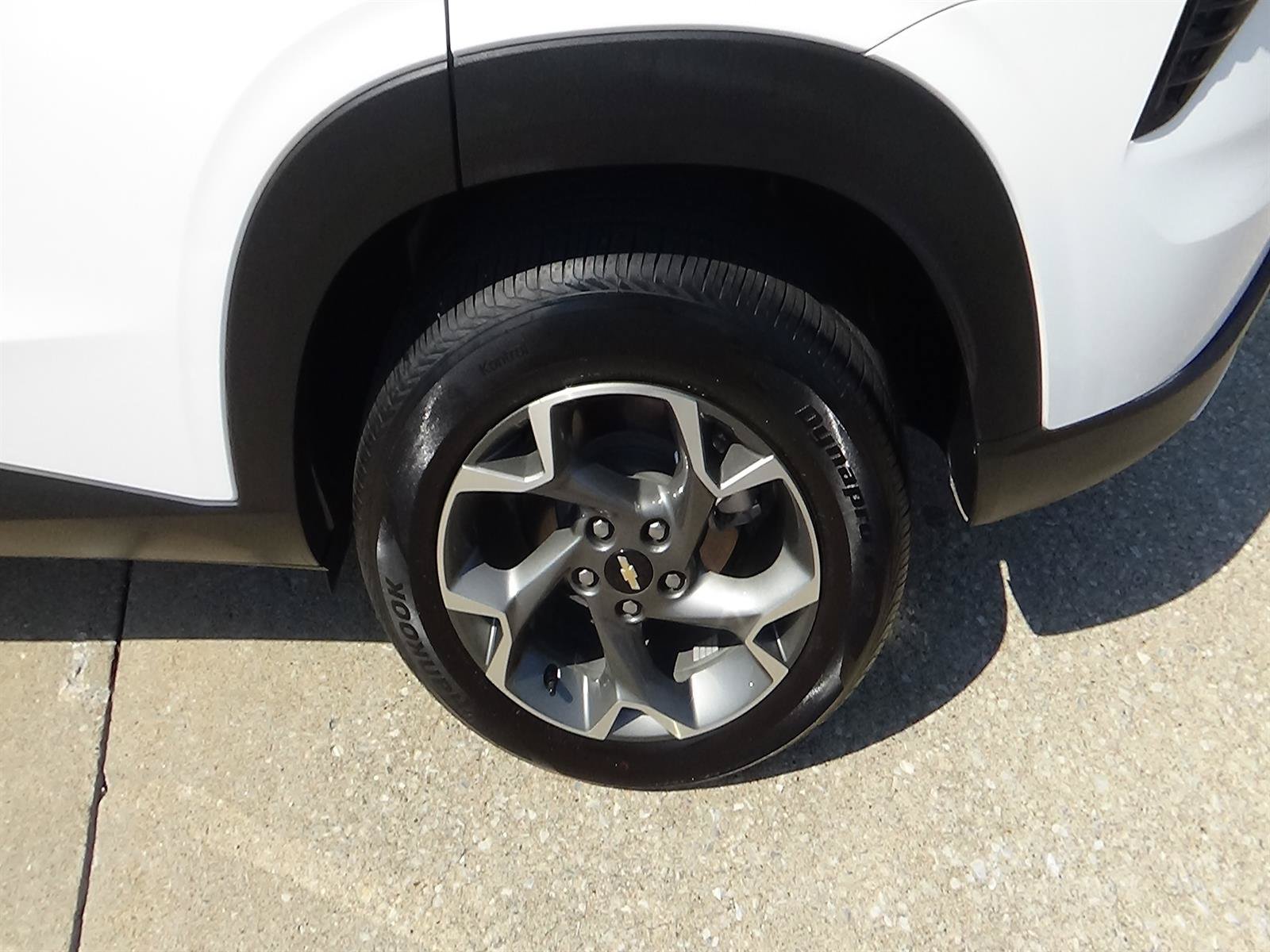 Used 2025 Chevrolet Trax LT FWD image 11