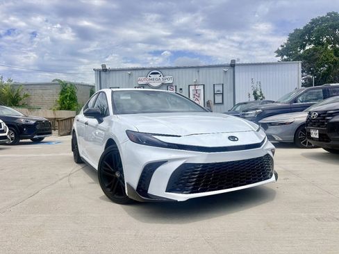 Used 2026 Toyota Camry Hybrid w/ Convenience Package FWD image 3