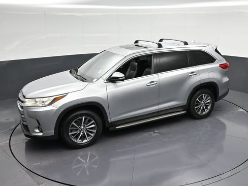 Used 2019 Toyota Highlander XLE FWD image 23