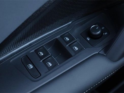 New 2025 Volkswagen Tiguan SE image 18