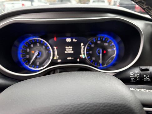 Used 2024 Chrysler Pacifica Touring-L image 19