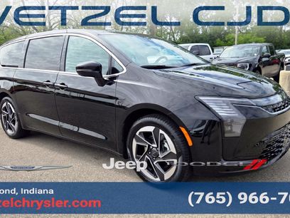 New 2027 Chrysler Pacifica Limited w/ Family Tech Group