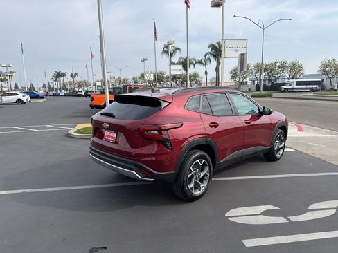 Used 2025 Chevrolet Trax LT w/ LT Convenience Package image 4