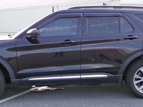 Used 2022 Ford Explorer XLT w/ Equipment Group 202A AWD/4WD image 2