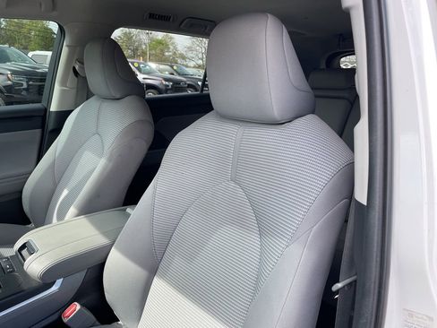 Used 2021 Toyota Highlander LE FWD image 7