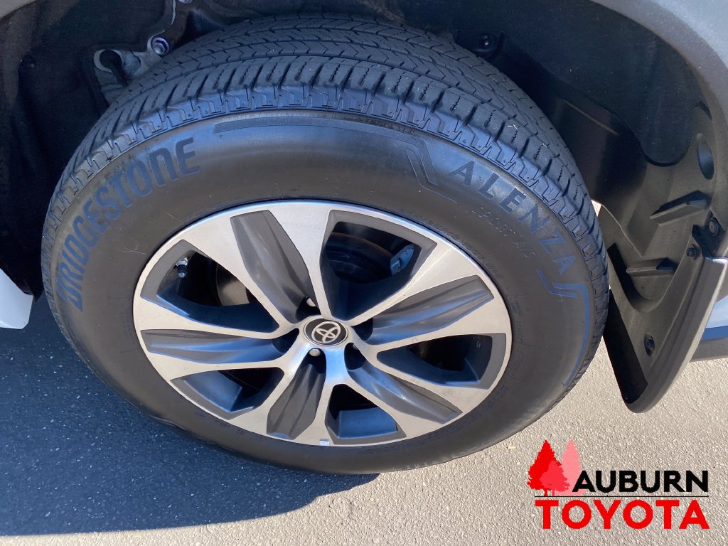 Used 2024 Toyota Highlander XLE AWD/4WD image 23
