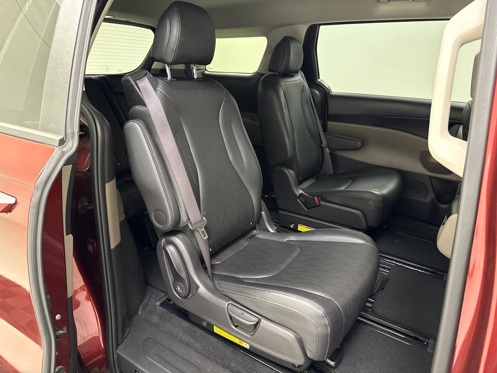 Used 2025 Kia Carnival FWD image 28