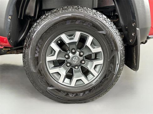 Certified 2018 Toyota Tacoma TRD Off-Road image 31