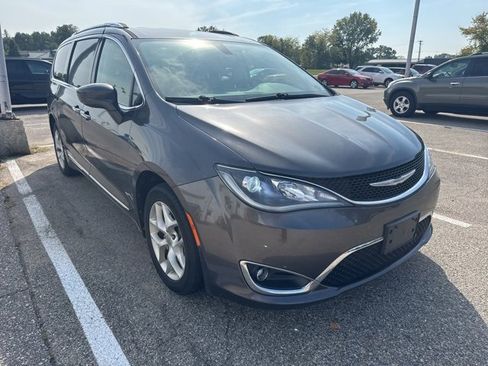 Used 2017 Chrysler Pacifica Touring-L Plus image 3