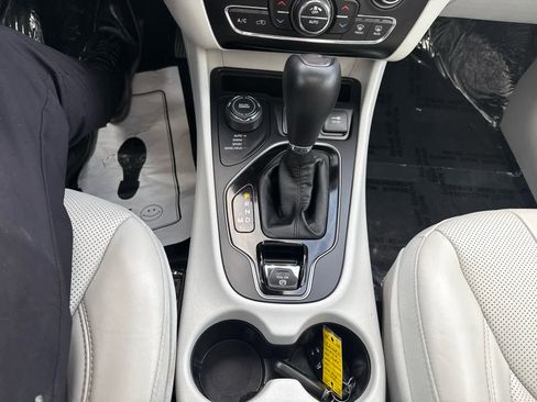 Used 2019 Jeep Cherokee Limited w/ Luxury Group AWD/4WD image 23