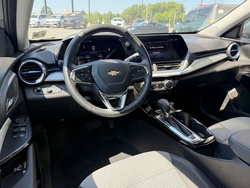 Used 2025 Chevrolet Trax LT w/ LT Convenience Package FWD image 5