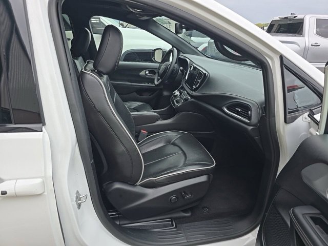 Used 2025 Chrysler Pacifica Limited FWD image 11