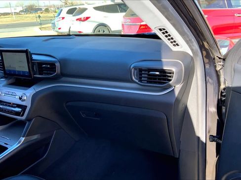 Used 2022 Ford Explorer XLT w/ Equipment Group 202A image 18