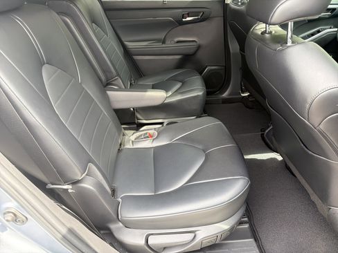 Used 2022 Toyota Highlander XLE FWD image 17