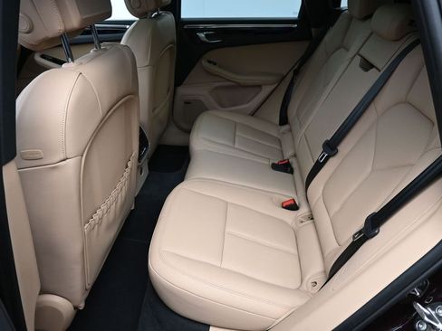 Certified 2025 Porsche Macan AWD/4WD image 7