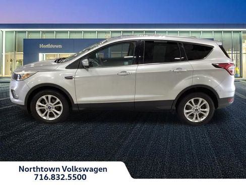 Used 2017 Ford Escape SE image 2