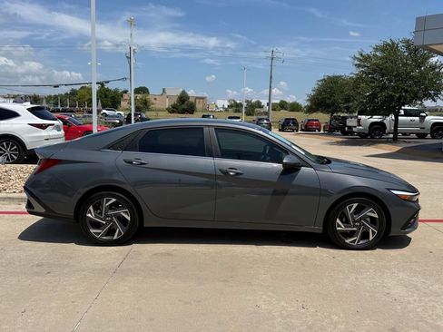 Used 2025 Hyundai Elantra SEL w/ Cargo Package FWD image 6