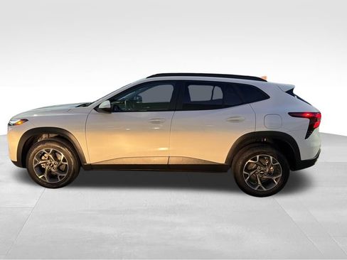 Used 2024 Chevrolet Trax LT image 2