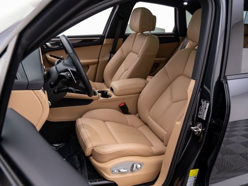 Certified 2025 Porsche Macan image 5
